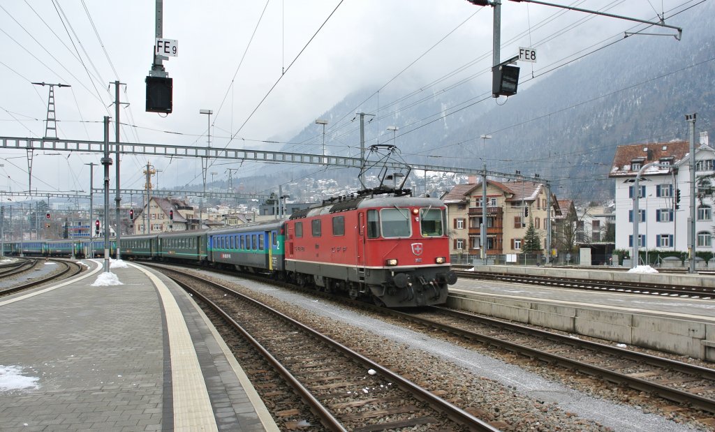 Re 4/4 II 11130 mit dem Oltner Reservependel als Ersatz IR 1777 bei Einfahrt in Chur, 25.01.2013.