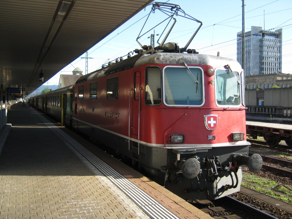 Re 4/4 II 11131 mit Dispo Basel im Bahnhof Basel Bad Bf. Es war der Ersatzzug fr ICE 376 und IC 2105, die aufgrund grosser Versptung ab Deutschland in Basel Bad gewendet wurden. Der Dispo nahm anschliessend die Reisenden aus diesen zwei Zgen zurck nach Basel SBB, 11.09.2010.