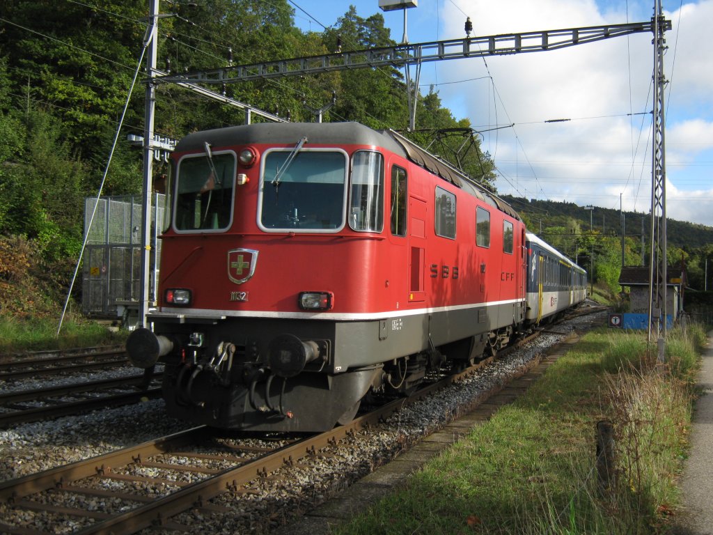 Re 4/4 II 11132 mit Regio Express 2762 bei Ausfahrt in Chambrelien. Weil diverse Domino Kompositionen fr Shuttle Fahrten beim Depot Biel bentigt wurden, kamen auf der Linie Neuchatel-Le Locle Re 4/4 Pendel zum Einsatz, 26.09.2010.
