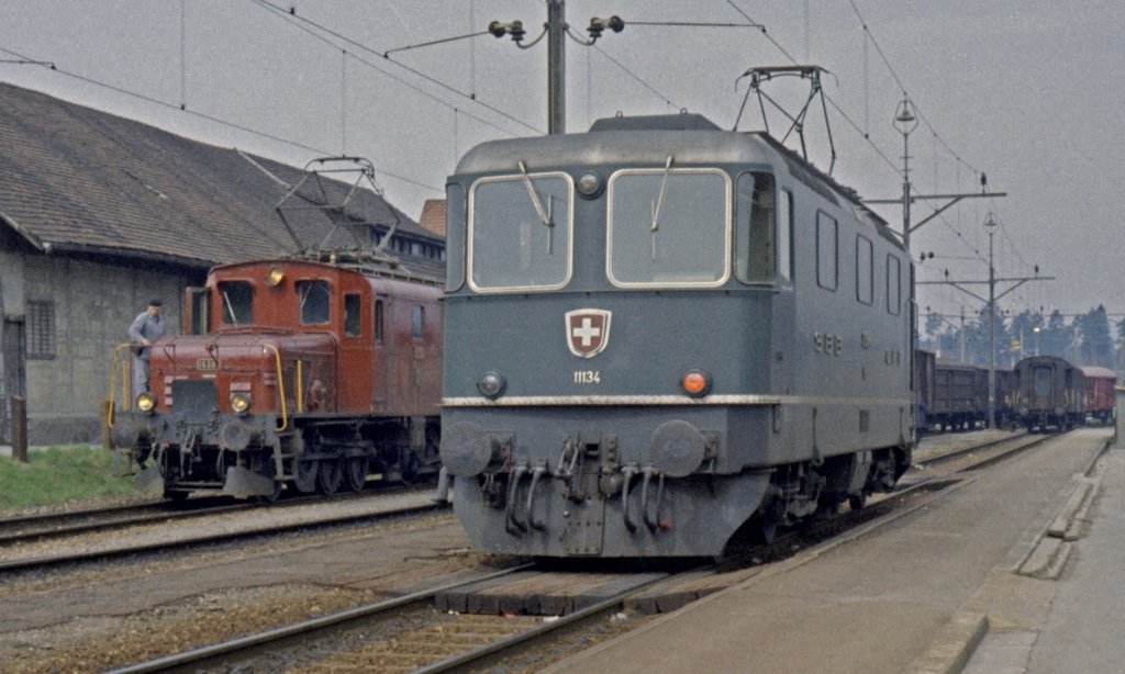Re 4/4 II 11134 und De 6/6 15301 in Lenzburg Seetalgruppe etwa 1970