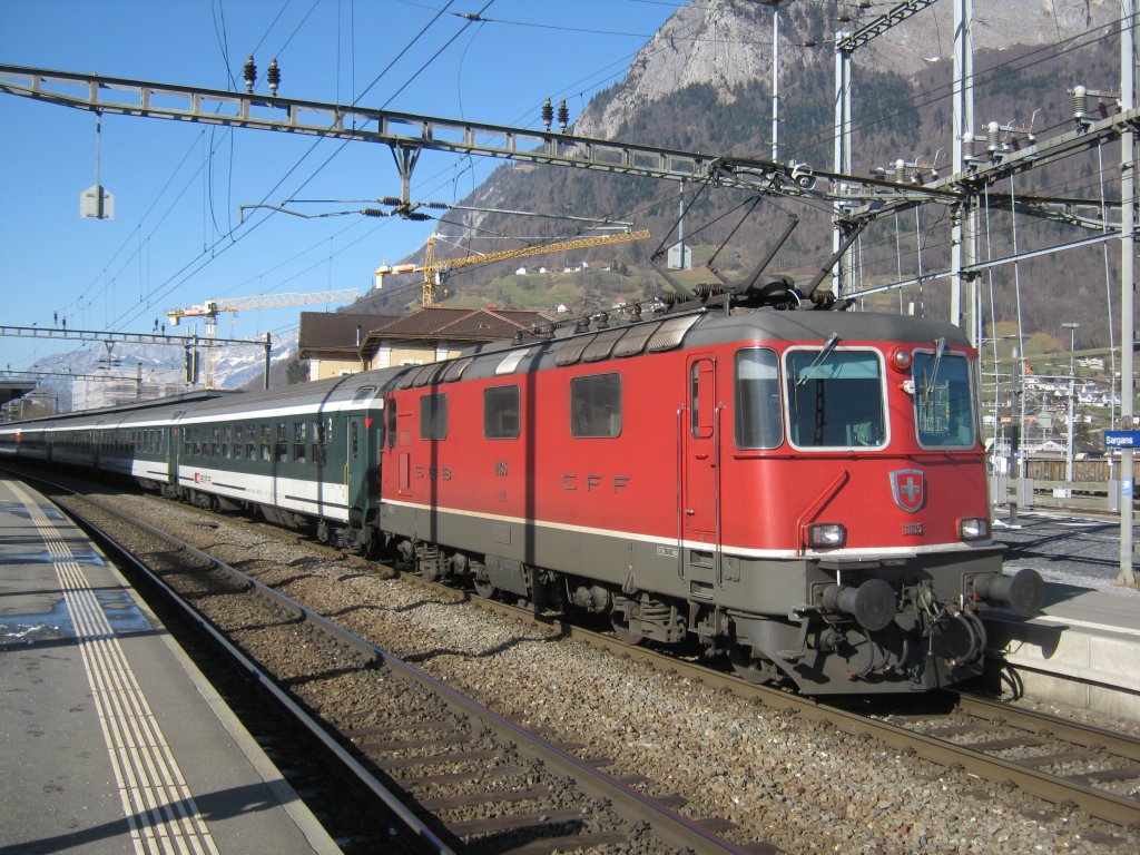 Re 4/4 II 11135 mit Entlastungszug (IC 10569) in Sargans, 05.02.2011.