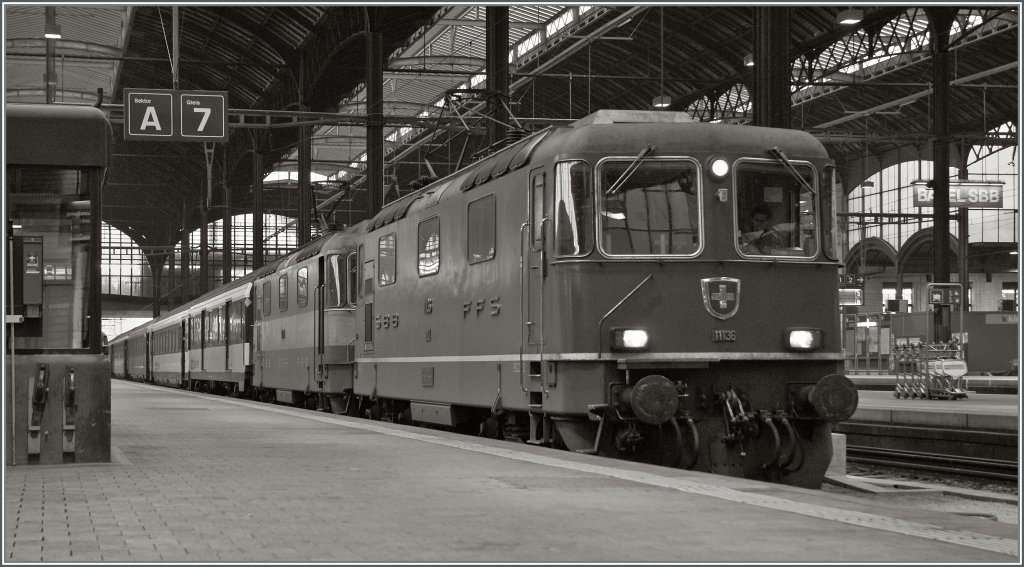 Re 4/4 II 11136 und 11109 mit einem Schnellzug in Basel SBB.
6. Nov. 2011