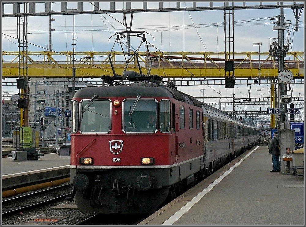 Re 4/4 II 11136 fhrt am 27.12.09 in den Hauptbahnhof von Zrich ein. (Hans) 