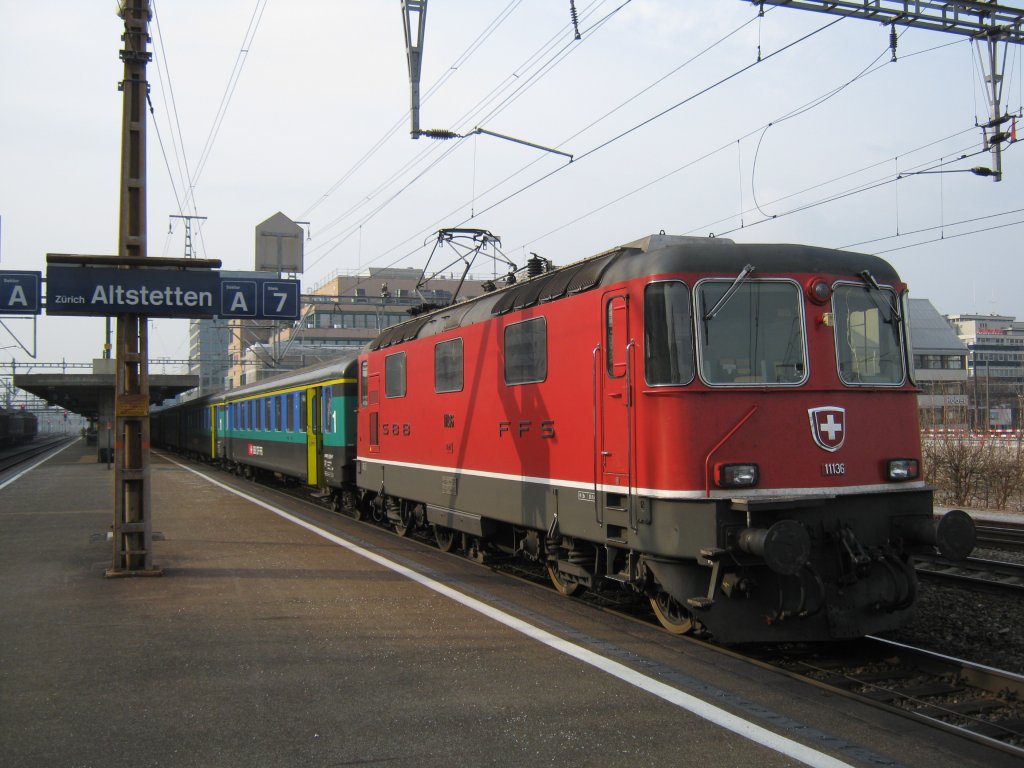 Re 4/4 II 11136 mit Ersatzkomposition als IR 2078 in Zrich Altstetten, 15.02.2011.