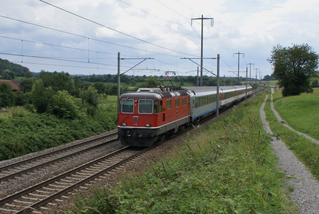 Re 4/4 II 11138 zieht am 6.8.10 den IC 184 von Glattfelden Richtung Eglisau.