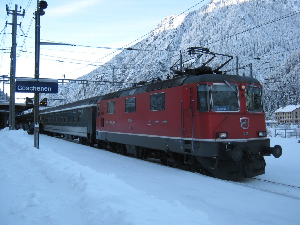 Re 4/4 II 11139 mit IR 2165 in Gschenen, 27.12.2010.