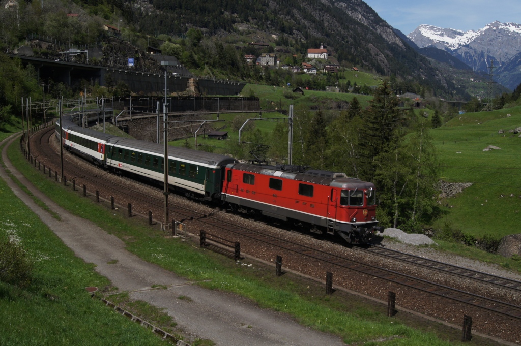 Re 4/4 II 11143 befindet sich am 10.5.12 mit einem IR unterhalb von Wassen.