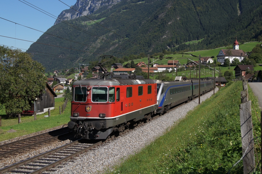 Re 4/4 II 11143 schleppt am 10.9.11 den ETR 470 007 ber den Gotthard. 