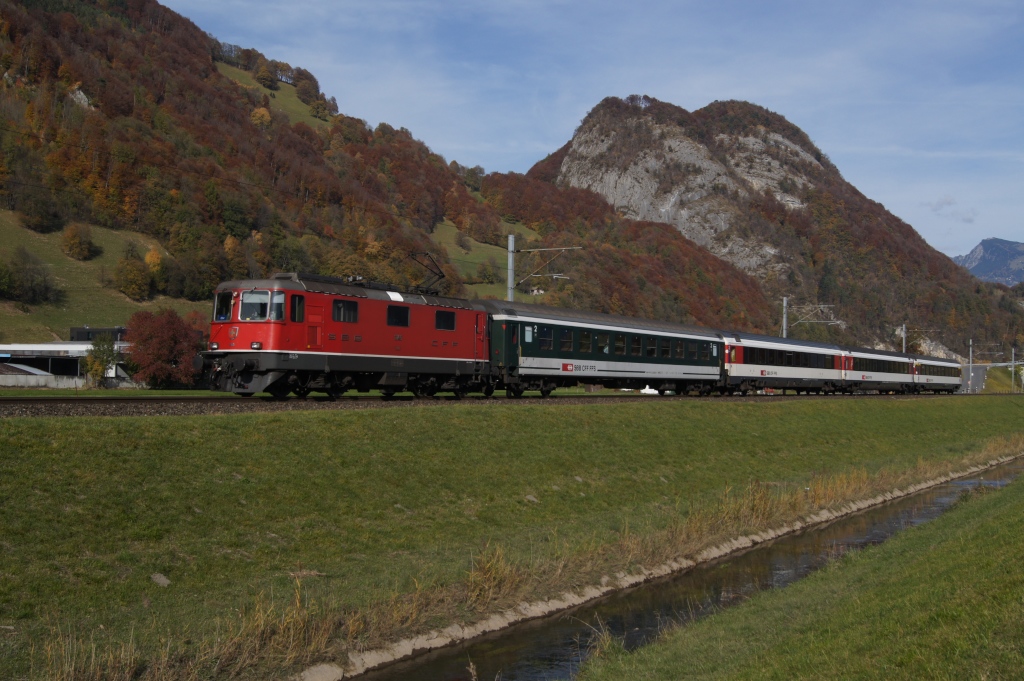 Re 4/4 II 11145 befindet sich am 30.10.11 mit dem RE 3817 bei Trbbach.
