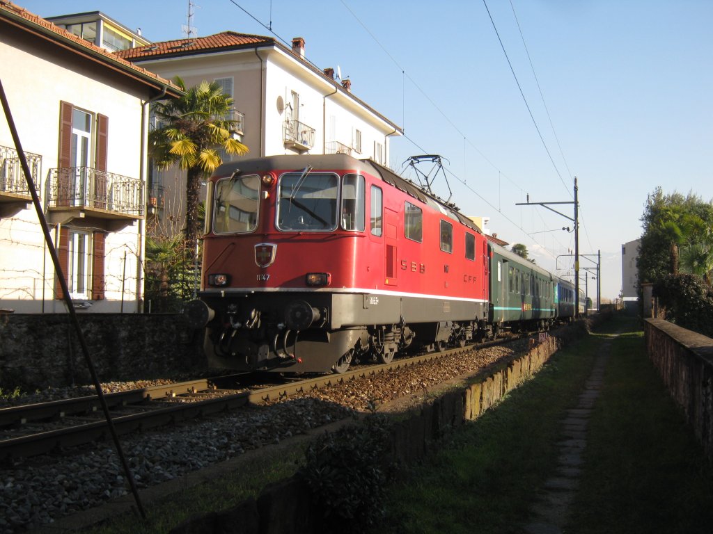 Re 4/4 II 11147 an der Spitze des IR 2165. Zuvorderst sind zwei EWII Wagen zur Verstrkung angehngt, Locarno, 23.12.2011.