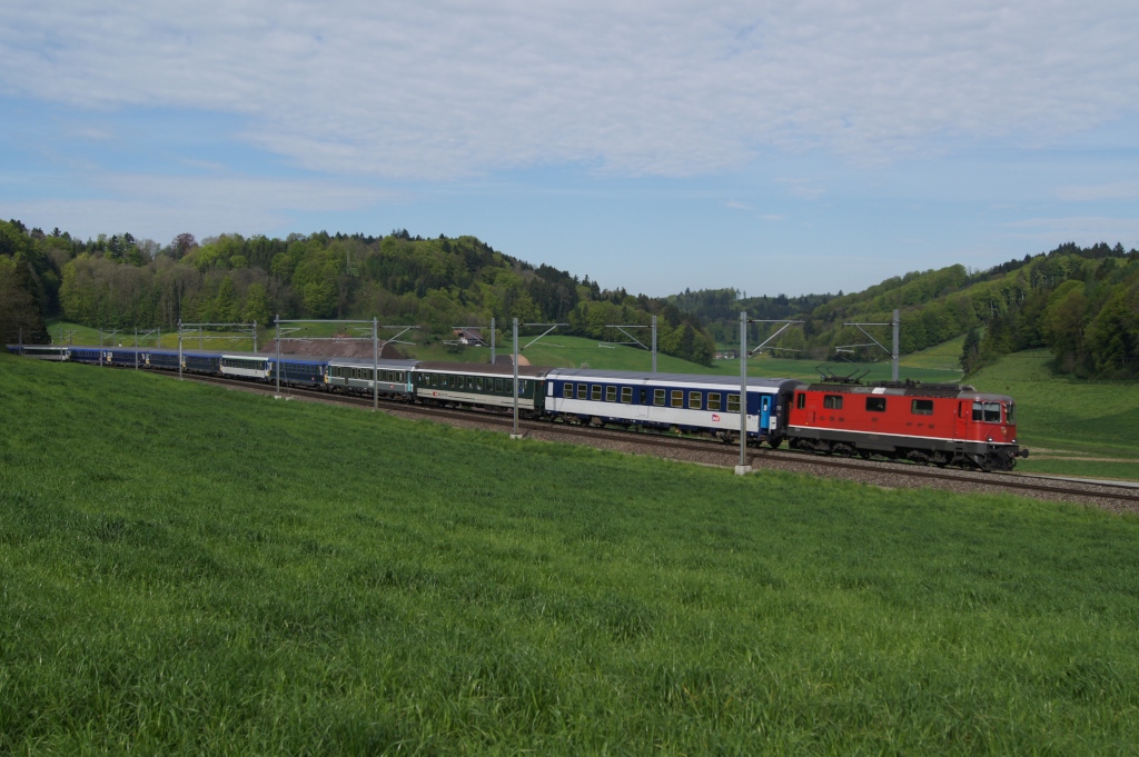 Re 4/4 II 11147 zieht am 4.5.12 einen Pilgerzug von Burgdorf Richtung Wynigen.