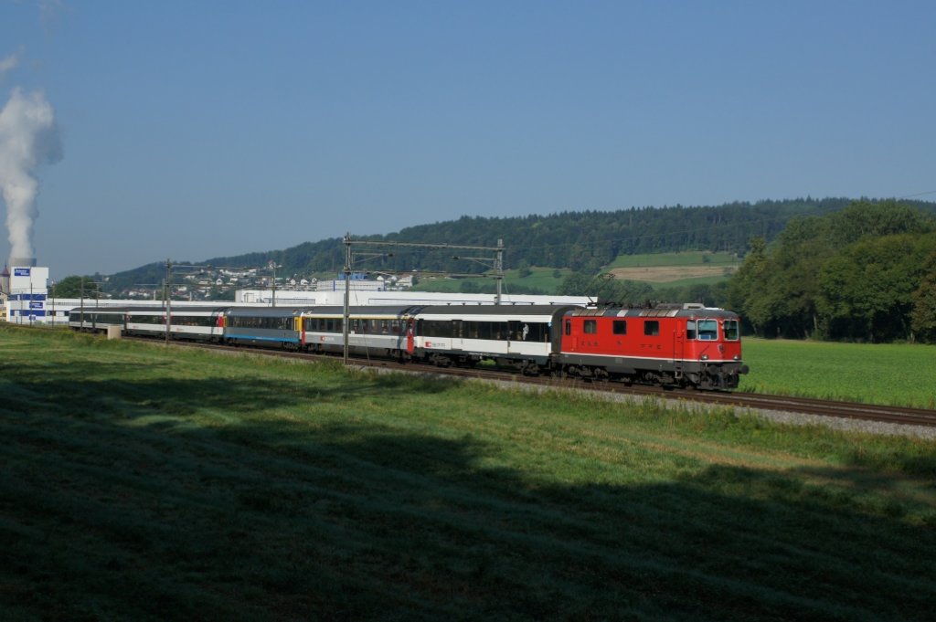 Re 4/4 II 11148 befindet sich am 19.8.12 zwischen Schnenwerd und Aarau.