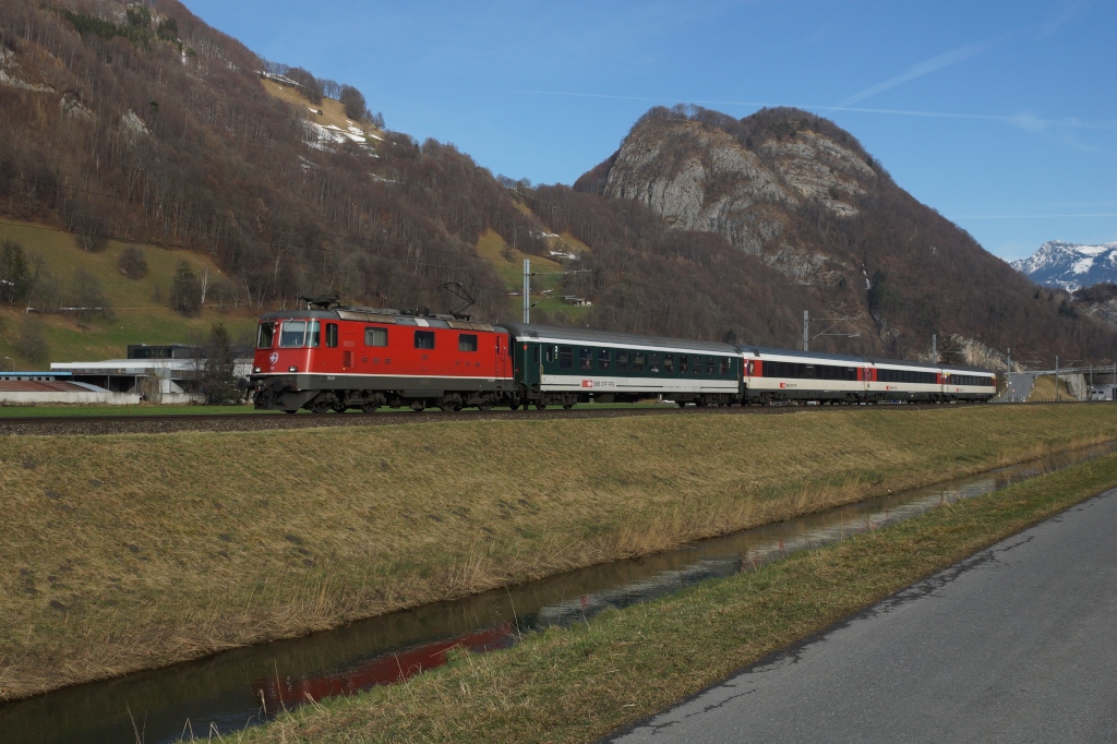 Re 4/4 II 11148 befindet sich am 24.12.2012 zwischen Trbbach und Sargans.