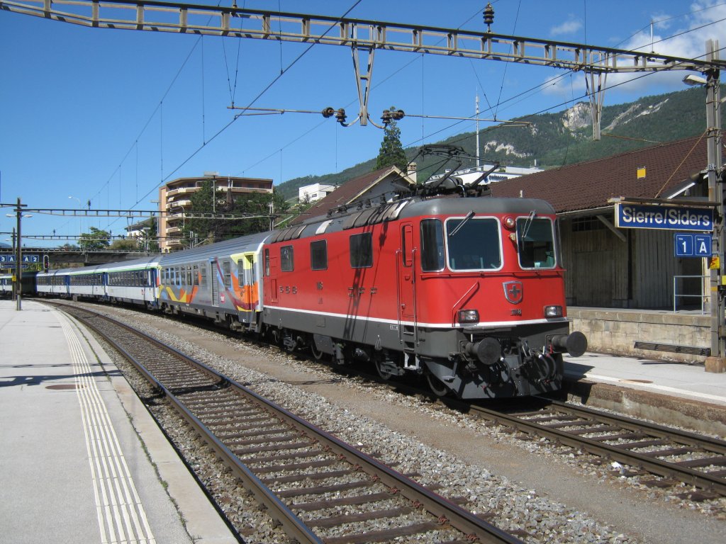 Re 4/4 II 11148 mit einem Pilgerextrazug bei Einfahrt in Sierre, 28.05.2011.
