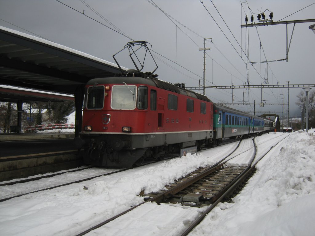 Re 4/4 II 11149 mit Entlastungszug (IC 10565) bei Einfahrt in Landquart. Der Zug bestand aus 2  B EWII (NL), 2 Bpm51, 1 A EWIV (in grn), 4 Bpm51 und 2 A EWIV (beide weiss), 24.12.2011.