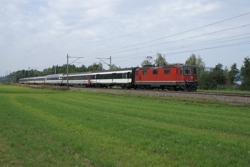 Re 4/4 II 11149 zieht am 6.9.10 einen IR nach Locarno von Nottwil Richtung Sempach.