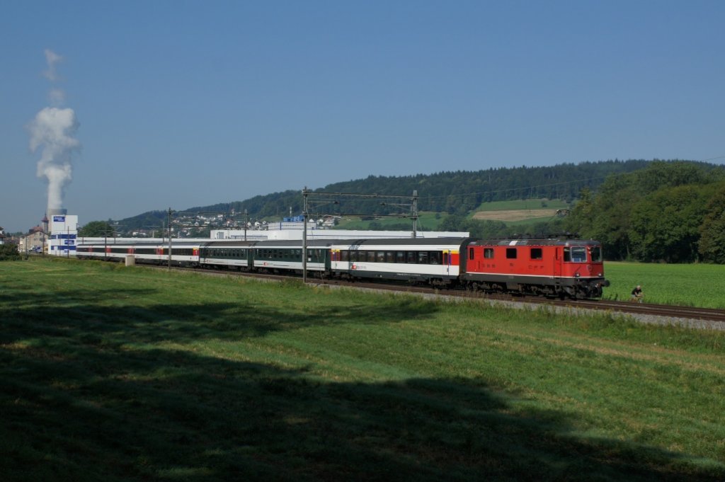 Re 4/4 II 11150 zieht am 19.8.12 den IR 1769 von Olten Richtung Aarau, hier kurz nach Schnenwerd.