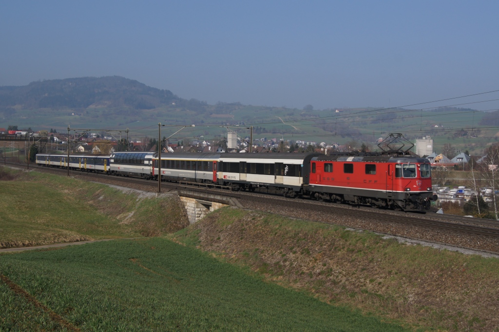 Re 4/4 II 11151 verlsst am 21.3.12 mit dem IR 1967 Frick.