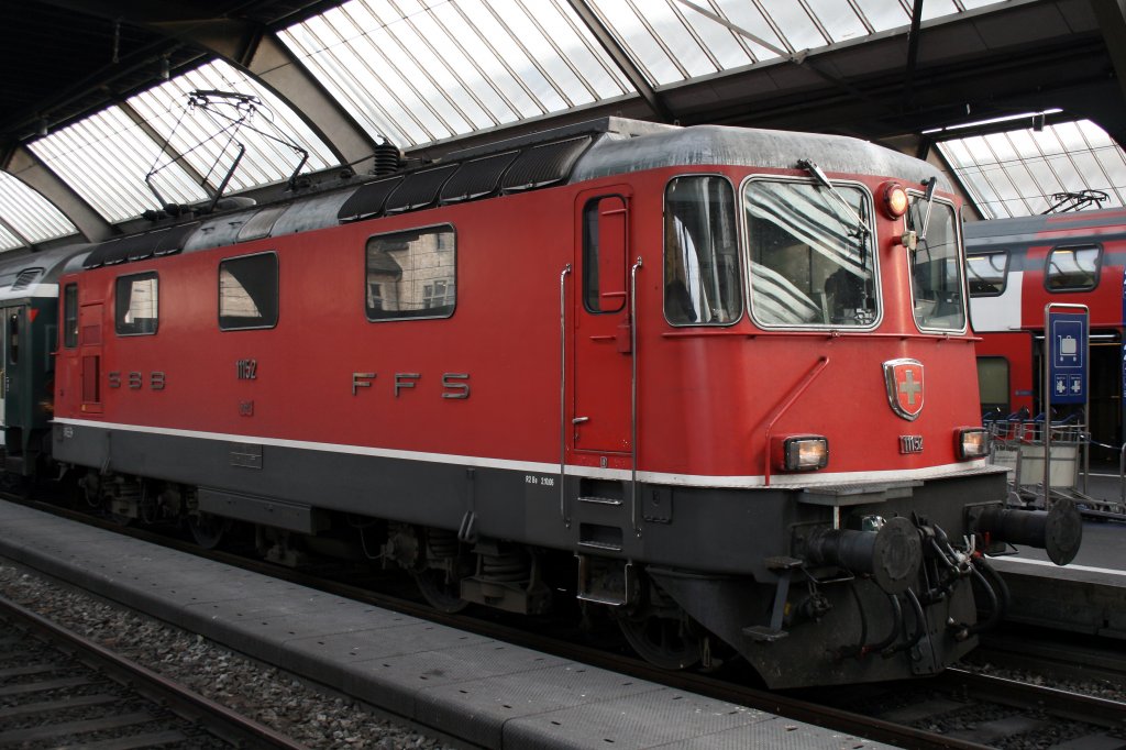 Re 4/4 II 11152 der 1.Serie abfahrbereit in Zrich HB. Aufgenommen am 01.11.2009.