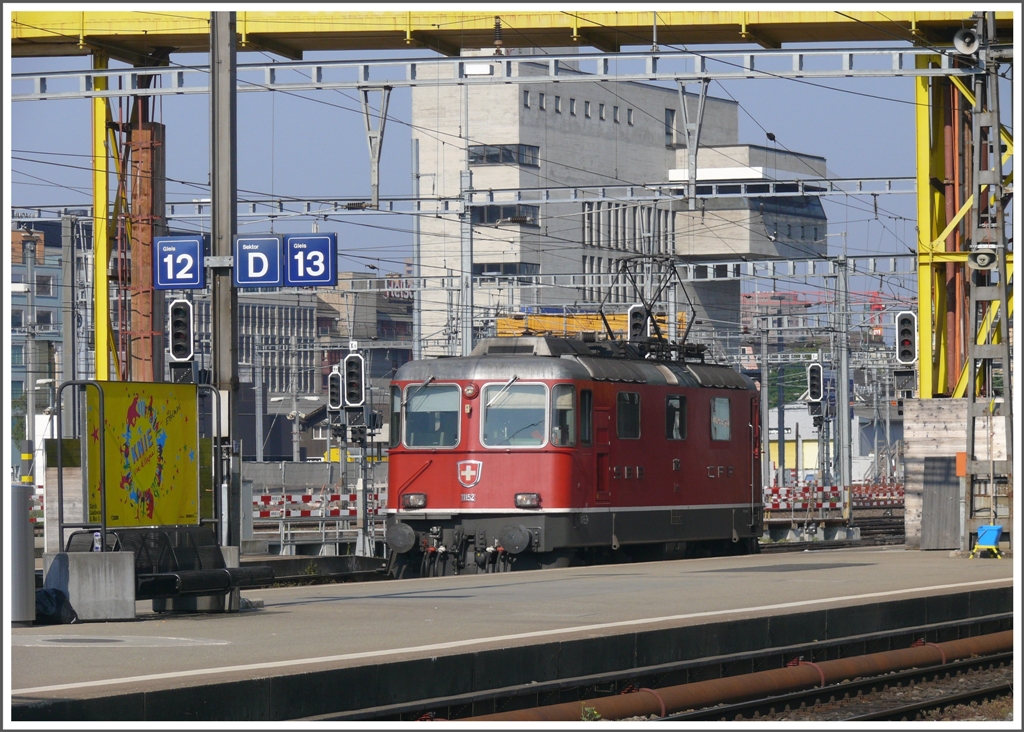 Re 4/4 II 11152 vor dem Zentralstellwerk in Zrich HB. (22.04.2011)