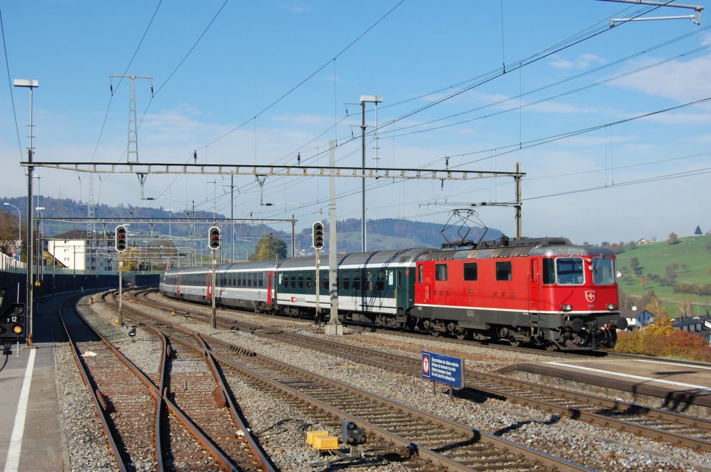 Re 4/4 II 11153 mit einem Interregio am 30.10.2010 in Immensee