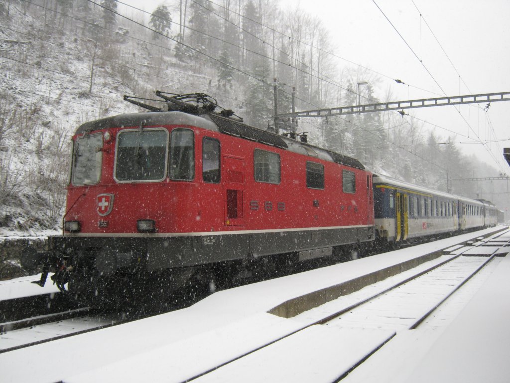 Re 4/4 II 11155 (anstelle RBDe 560) mit Regio 6541/6540 beim wenden im Bahnhof Gnsbrunnen. Seit letztem Fahrplanwechsel verkehren auf der Linie Solothurn-Moutier-Sonceboz SBB Zge (vorher BLS). Mit Ausnahme der Regios Solothurn-Gnsbrunnen, 3-deiliger NPZ, verkehren dreiteilige Dominos, 24.12.2010.