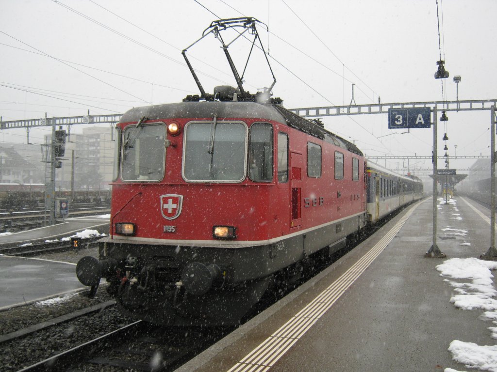 Re 4/4 II 11155 (anstelle RBDe 560) mit Regio 6540 in Solothurn, 24.12.2010.


