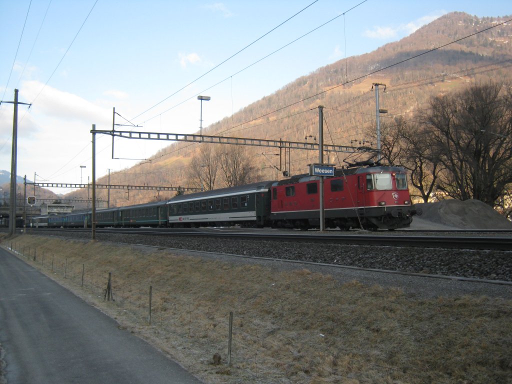 Re 4/4 II 11155 mit IC 10561 (Entlastungszug) bei Durchfahrt in Weesen, 05.02.2011.