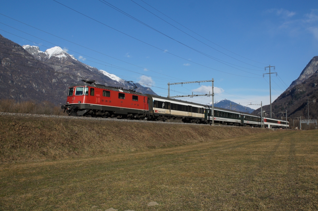 Re 4/4 II 11157 nhert sich am 09.02.20132 mit dem IR 2261 Claro.