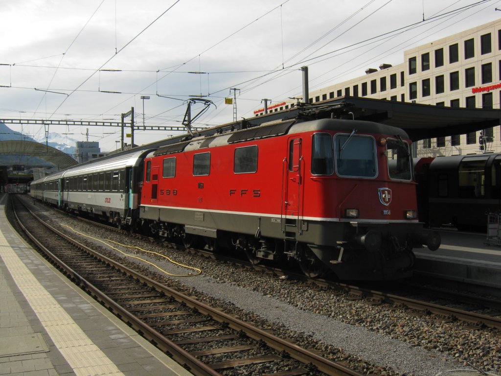 Re 4/4 II 11158 mit einem Extrazug mit 4 Personenwagen aus Luxemburg in Chur, 26.02.2011.