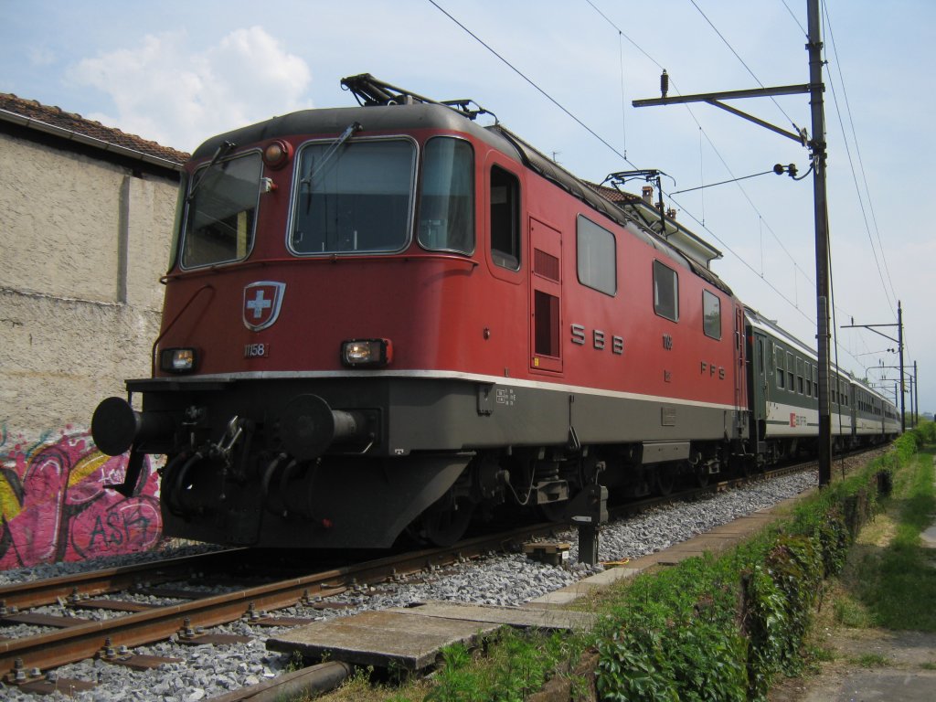 Re 4/4 II 11158 mit IR 2165 bei Einfahrt in Locarno 21.04.2011.