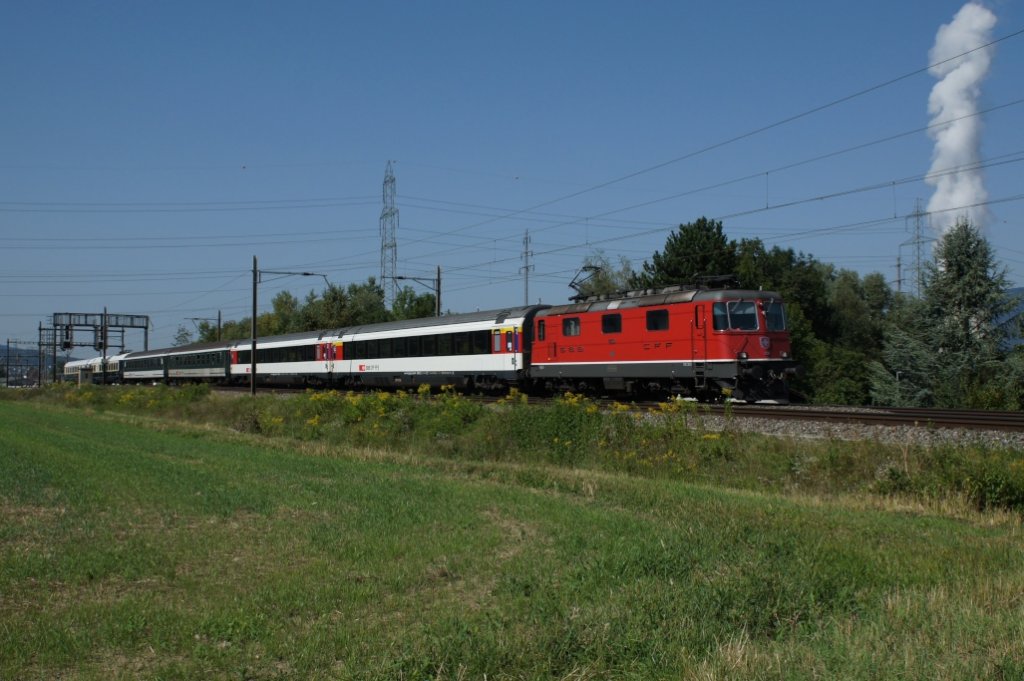 Re 4/4 II 11158 zieht am 19.8.12 den IC 771 von Olten Richtung Aarau, hier bei Schnenwerd. Am Schluss des Zuges befanden sich zwei Salonwagen.