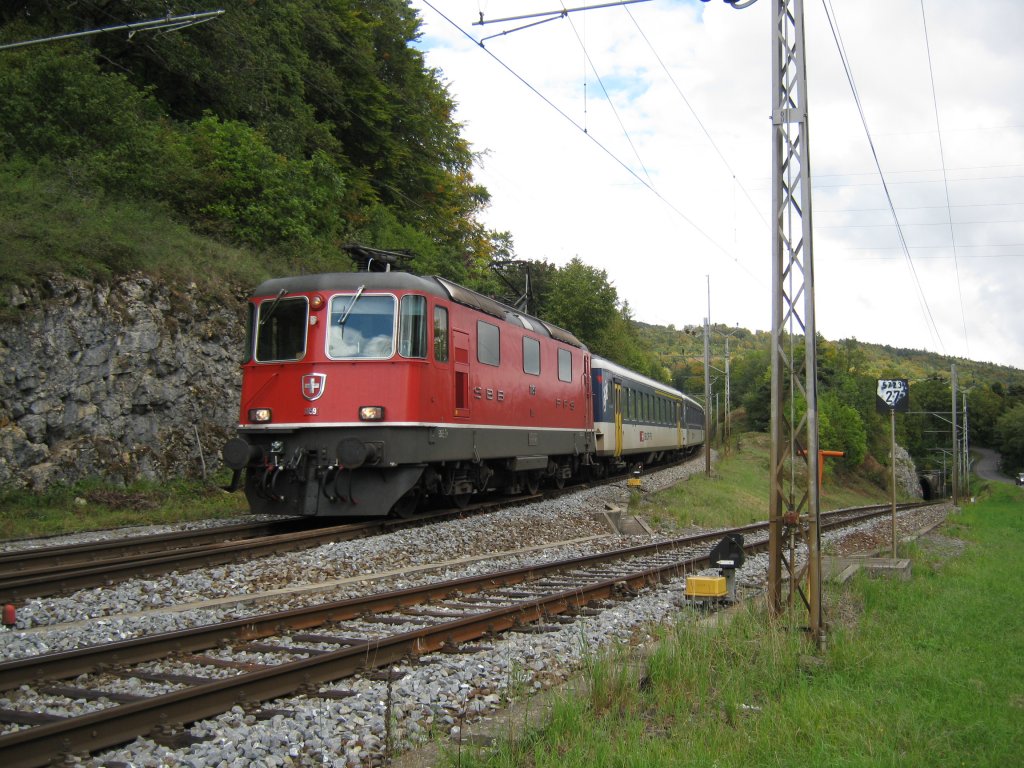 Re 4/4 II 11159 mit Regio Express 2767 bei Einfahrt in Chambrelien. Weil diverse Domino Kompositionen fr Shuttle Fahrten beim Depot Biel bentigt wurden, kamen auf der Linie Neuchatel-Le Locle Re 4/4 Pendel zum Einsatz, 26.09.2010.