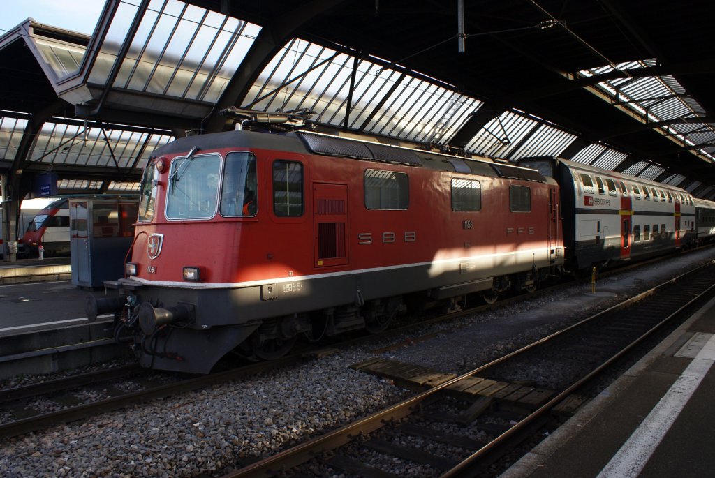 Re 4/4 II 11159 steht am 28.12.09 abfahrtsbereit in Zrich. Hinter ihr ist ein A IC 2000 eingereiht!

