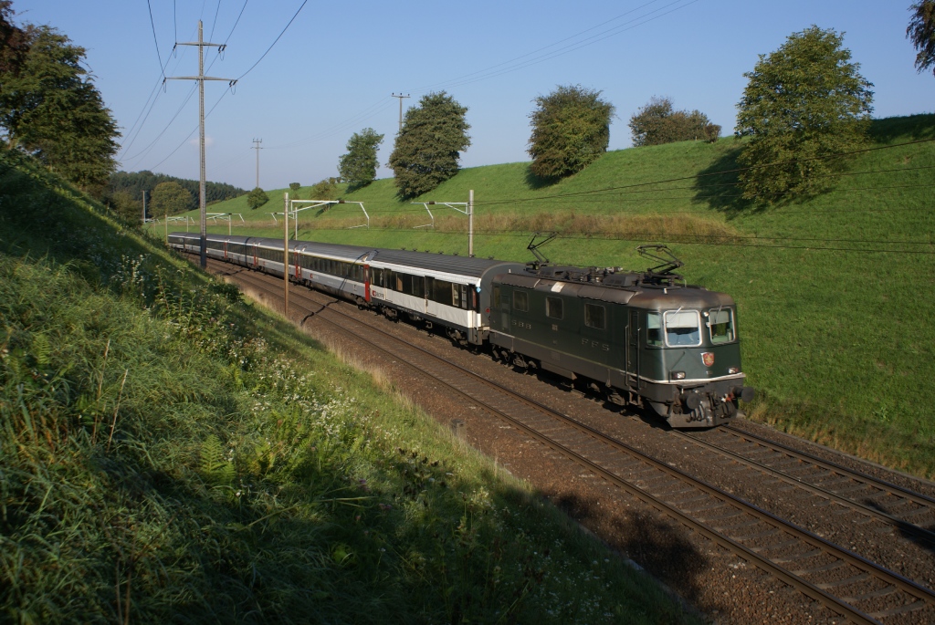Re 4/4 II 11161 fhrt am frhen Morgen des 19.9.10 von Mhlin Richtung Mumpf.
