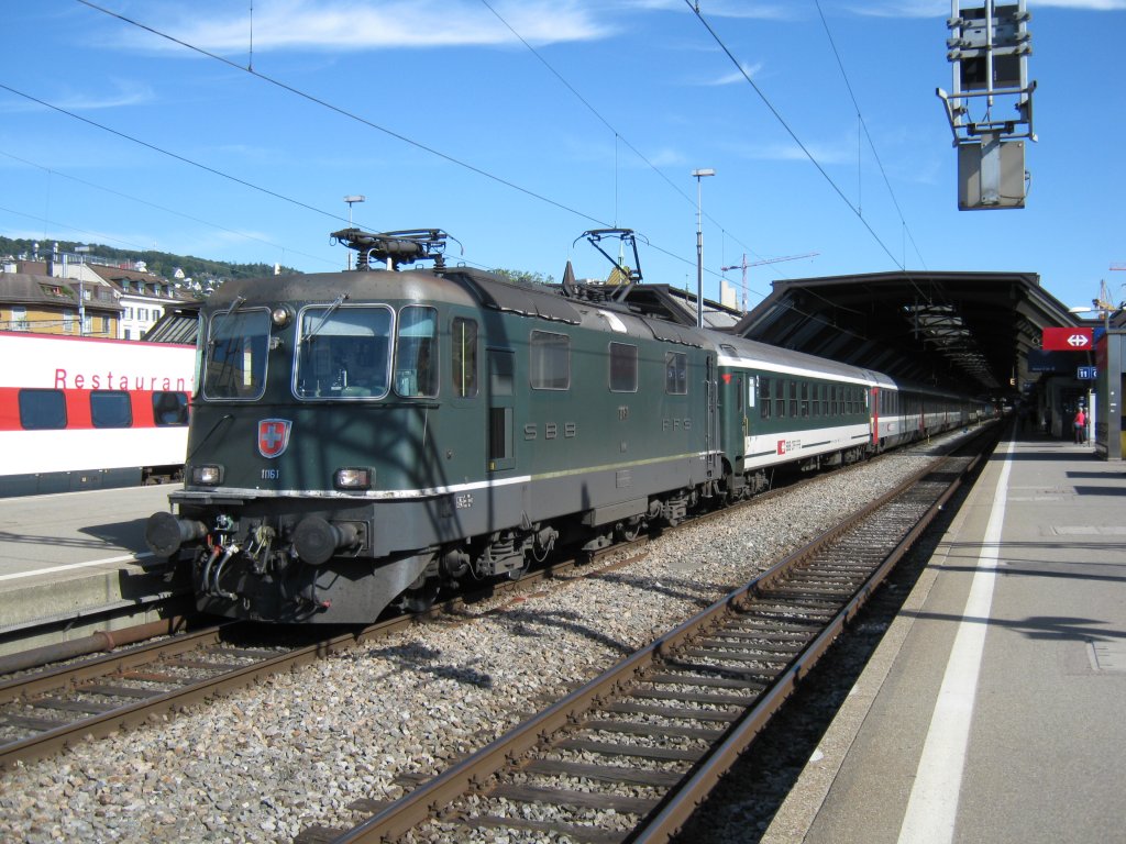 Re 4/4 II 11161 mit IR 1780 im Bahnhof Zrich HB, 11.09.2010.