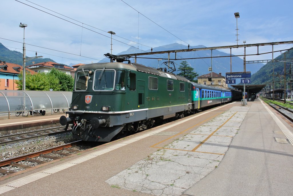 Re 4/4 II 11161 mit IR 2165 bei Ausfahrt in Bellinzona. An der Spitze sind 2 B EWII (NL), 712-3+713-1 (per Zufall gleich zwei aufeinander folgende Nummern). Auch die letzte grne Re 4/4 II der Division Personenverkehr hat nun Rckspiegel auf der Lokfhrer Seite bekommen, 07.08.2013.  