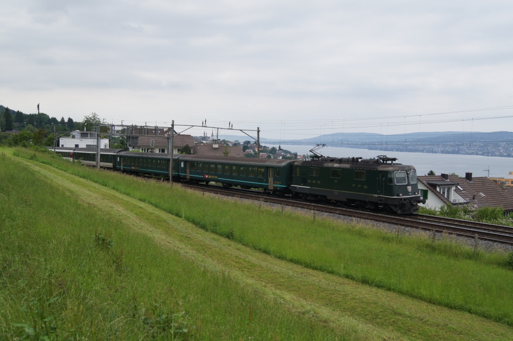 Re 4/4 II 11161 zieht am 3.6.11 den IR 2279 von Oberrieden Dorf Richtung Horgen Oberdorf.