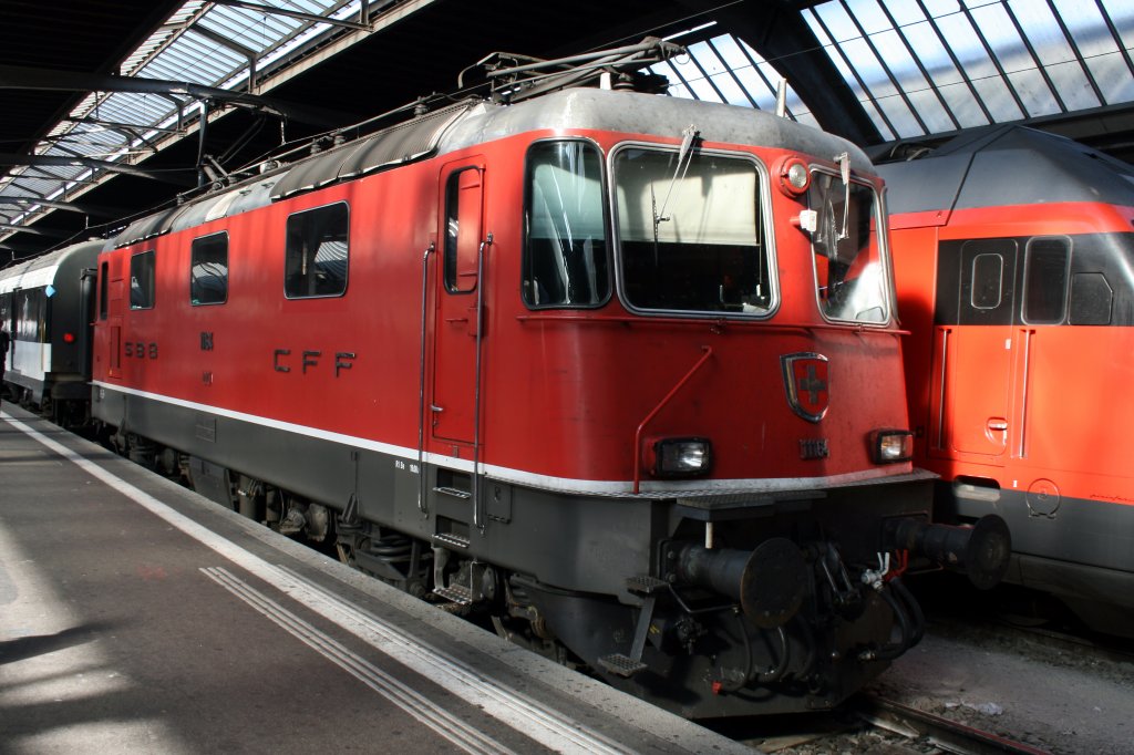 Re 4/4 II 11164 der 2.Serie schon abgekoppelt in Zrich HB. Aufgenommen am 01.11.2009.