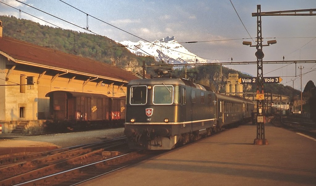 Re 4/4 II 11167 fährt im Mai 1980 in den Bahnhof Aigle ein