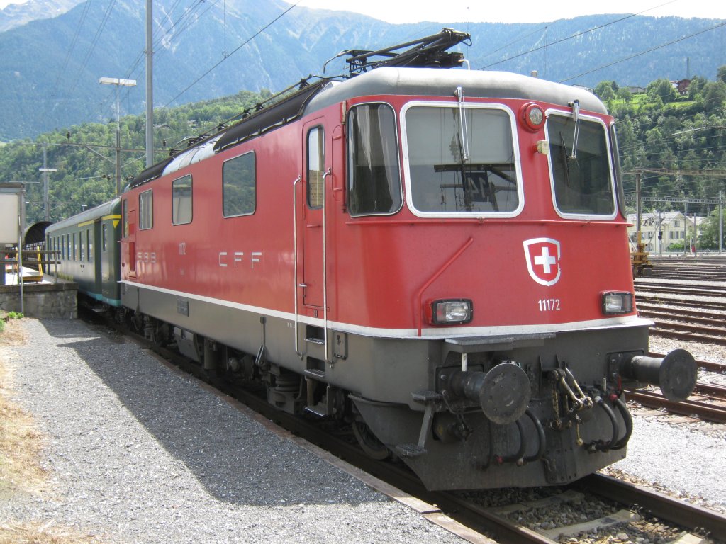 Re 4/4 II 11172 steht mit dem Autozug abgestellt in Brig. Infolge eines Brandes im Simplontunnel ist die Strecke nach Domodossola nur beschrnkt befahrbar. Die Autozge fallen bis auf weiteres aus, 12.06.2011.