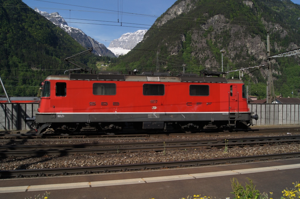 Re 4/4 II 11177 verlsst am 7.5.11 das Depot Erstfeld.