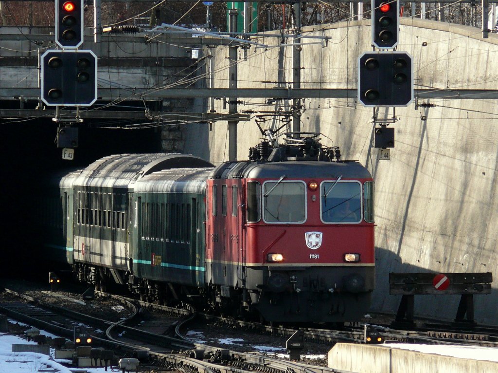 Re 4/4 II 11181 mit der Rheintalexpress am Haken bei der Ausfahrt 
Rosenbergtunnel. St. Gallen St. Fiden am 04.02.2011.