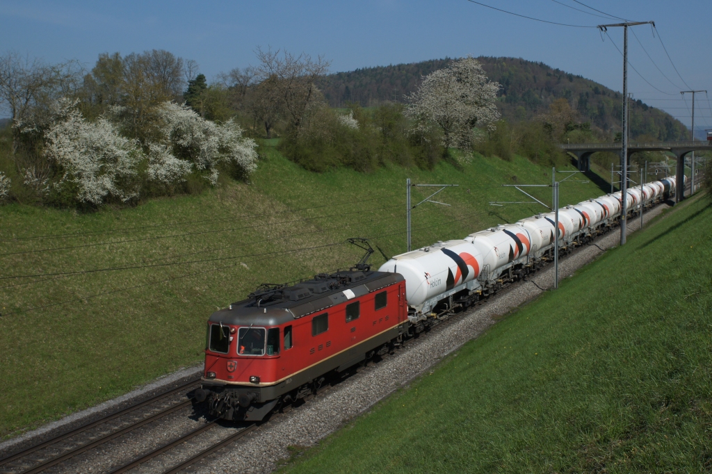 Re 4/4 II 11188 erreicht am 24.04.2013 Glattfelden.