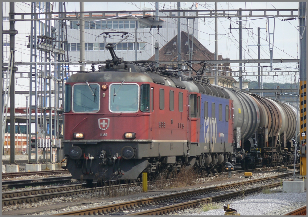 Re 4/4 II 11189 und eine Re 620 ziehen einen Kesselwagenzug Richtung Basel durch den Bahnhof Pratteln. (16.09.2010)