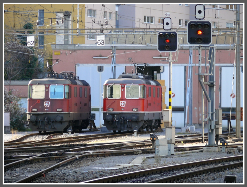 Re 4/4 II 11190 und 11134 stehen abgestellt vor dem ehemaligen Churer Depot. (21.11.2010)