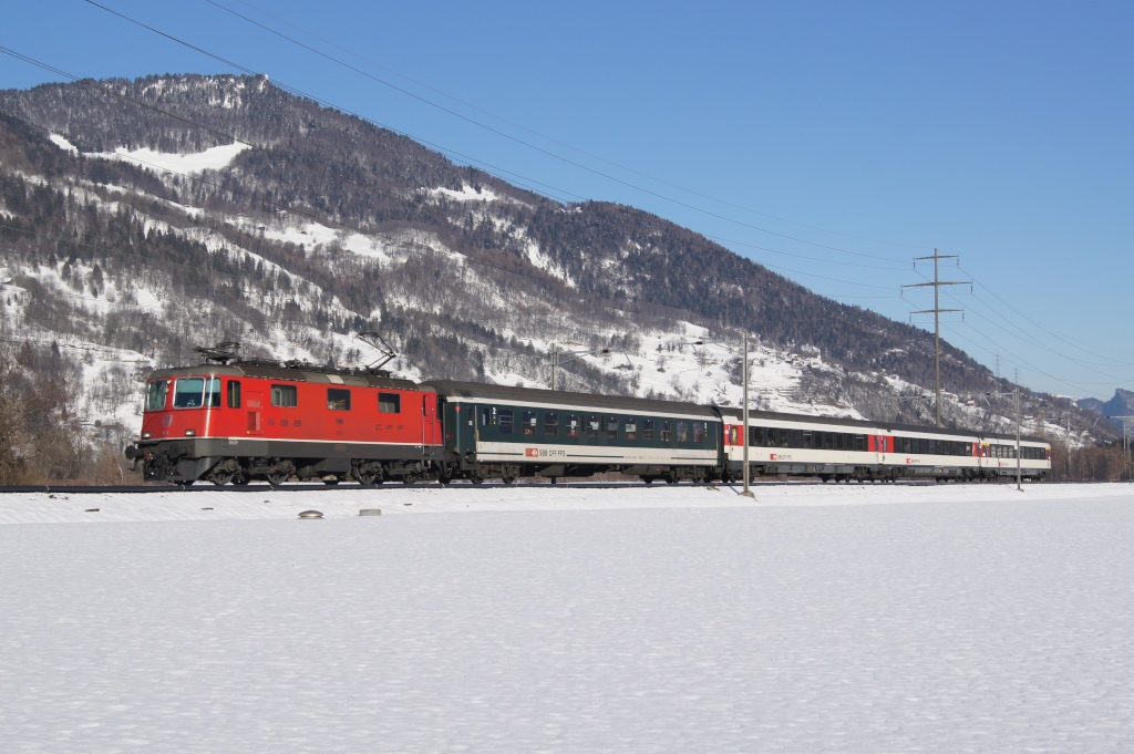Re 4/4 II 11191 zieht am 21.2.12 den IC 10761 von Landquart Richtung Chur.