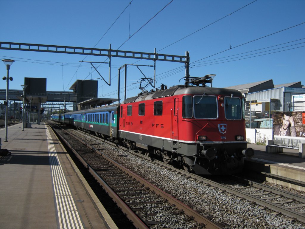Re 4/4 II 11192 mit IR 3225 bei Durchfahrt im Bahnhof Bern Wankdorf, 03.10.2010.