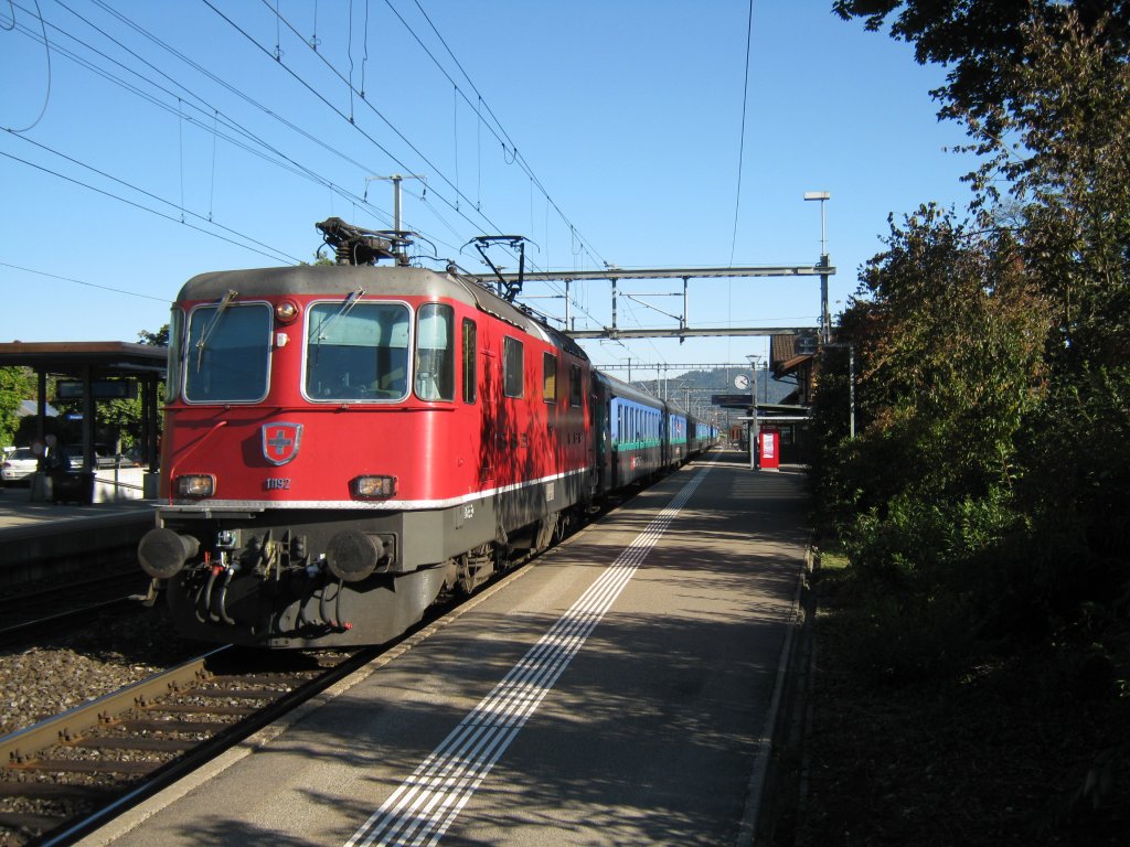 Re 4/4 II 11192 mit Ersatzkomposition als RE 1863 im Bahnhof Mnchenbuchsee, 03.10.2010.