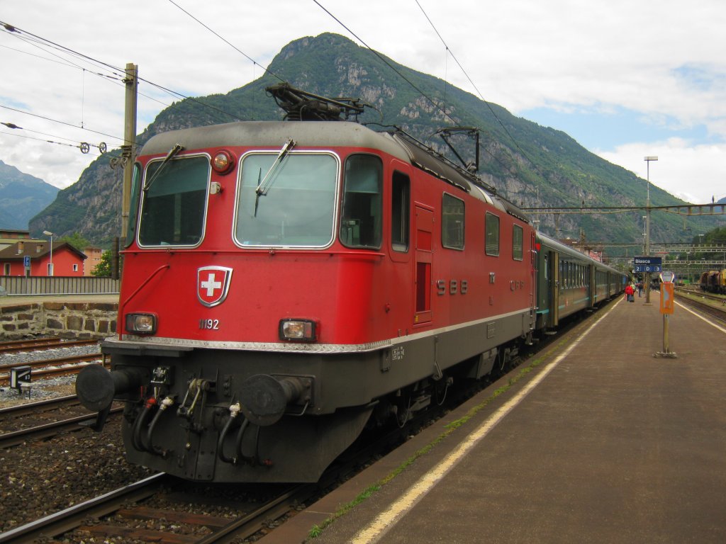 Re 4/4 II 11192 mit Ersatz IR 2263 in Biasca. Dieser Zug wird planmssig mit einem ICN gefhrt. Um mehr Platz fr Velos und Reisende anzubieten, wurde der Zug mit 6 B EWII , 2 Gepckwagen (ex. SNCF) (fr die Velos, dieses Angebot wurde rege genutzt) und 2 A EWII (in dieser Reihenfolge) gefhrt, 02.06.2011.
